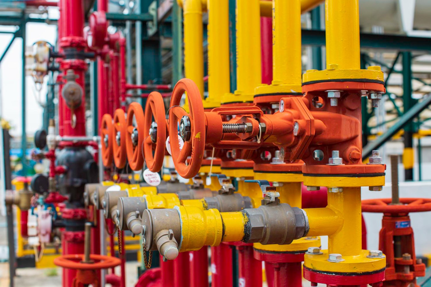 refinery-plant-equipment-valve-oil-gas-pipe-plant-pressure-safety-valve