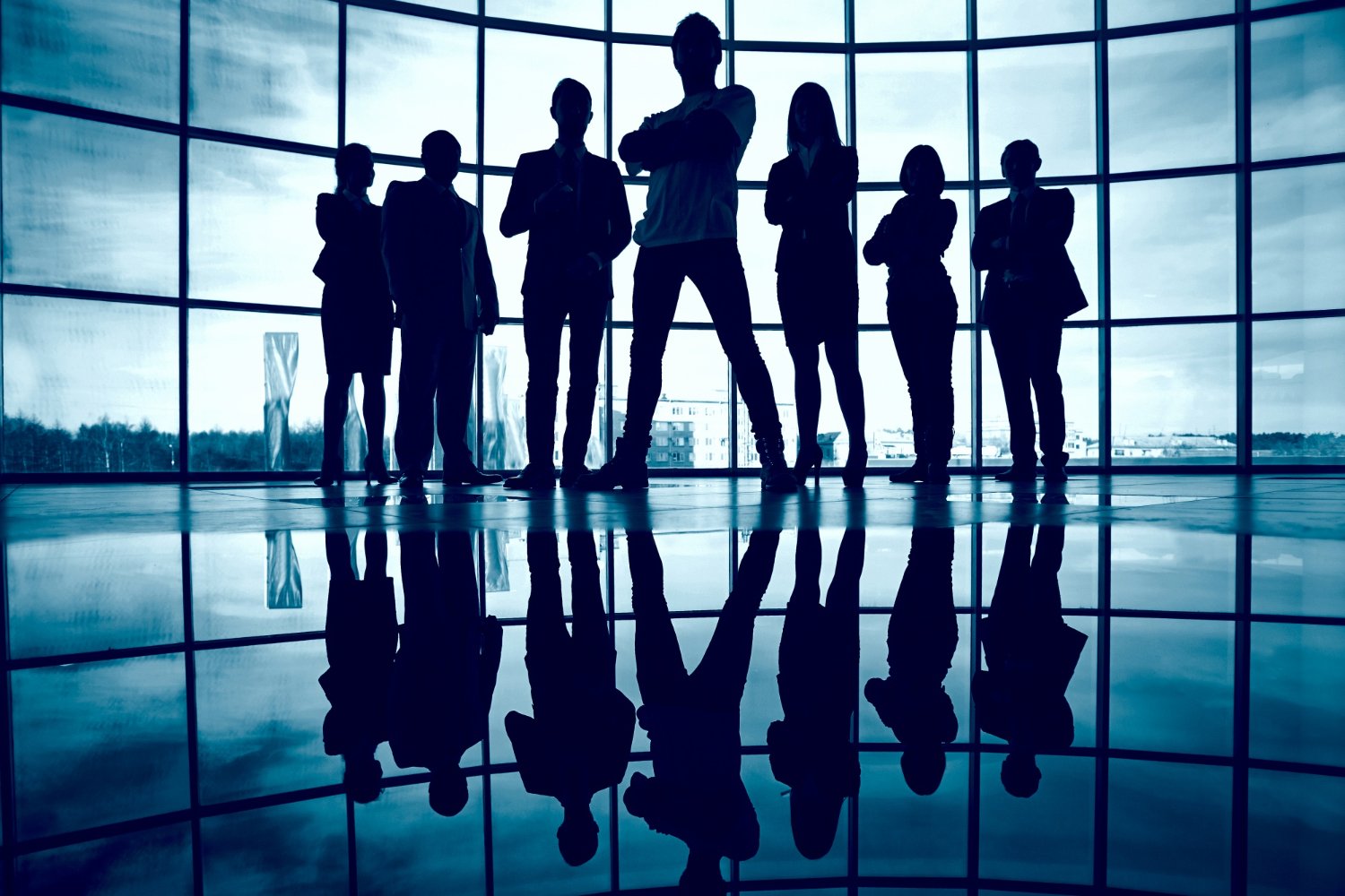 silhouette-confident-businesspeople